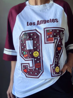 Remera Los Ángeles 97 apliques - Natalia Dubinsky Customizacion de prendas y Objetos