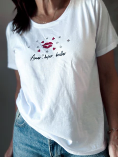 Remera Amar, besar, brillar en internet