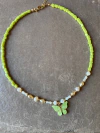 Collar mariposa nacarada resina art 398