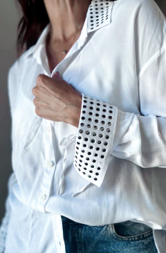 Camisa Londres tachas - Natalia Dubinsky Customizacion de prendas y Objetos