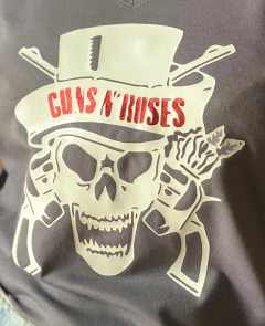 Remera Nueva linea Rock Guns & Roses - Natalia Dubinsky Customizacion de prendas y Objetos