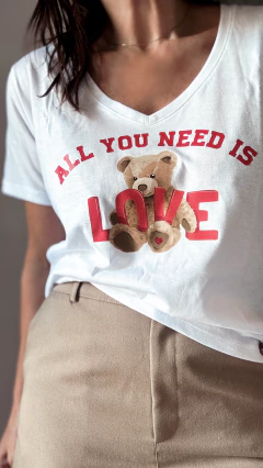 Remera All you need is love DTF bear - comprar online