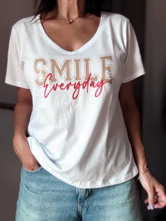 Remera Smile everyday - Natalia Dubinsky Customizacion de prendas y Objetos