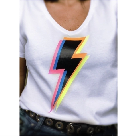 Remera rayo fluo escote V