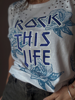 Remera Rock This Life flower tachas serigrafía - Natalia Dubinsky Customizacion de prendas y Objetos