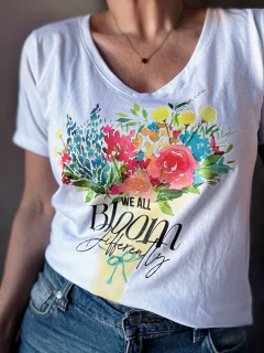 Remera flowers we all Bloom differently en internet