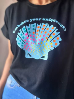 Remera manga china Embrace your Uniqueness