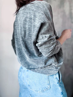 Buzo washed we all Bloom differently - Natalia Dubinsky Customizacion de prendas y Objetos