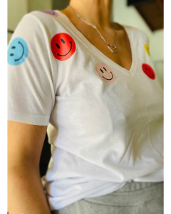 Remera Happy white Cuello V on internet