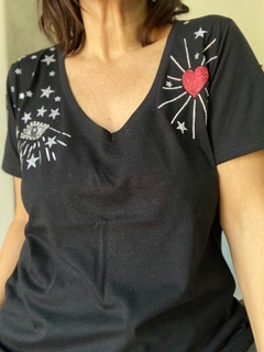 Remera Universo - Natalia Dubinsky Customizacion de prendas y Objetos