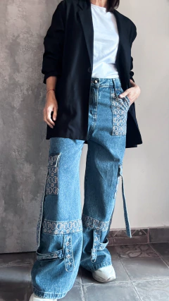 Denim cargo monograma - Natalia Dubinsky Customizacion de prendas y Objetos