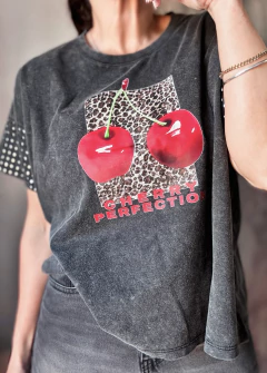Remera washed Cherry perfection tachas na internet