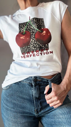 Remera Cherry perfection en internet