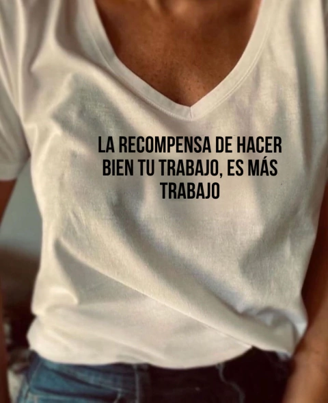 Remera La recompensa de hacer bien tu trabajo, es más trabajo