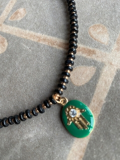 Collar hamsa esmaltada green art 249 - Natalia Dubinsky Customizacion de prendas y Objetos
