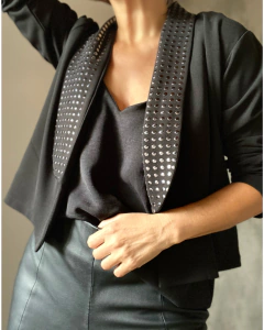 Blazer corto Anna. Tachas