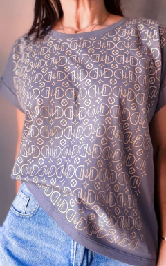 Remera Monogram - Natalia Dubinsky Customizacion de prendas y Objetos