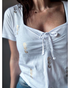 Remera Zanzíbar estampas gold - comprar online