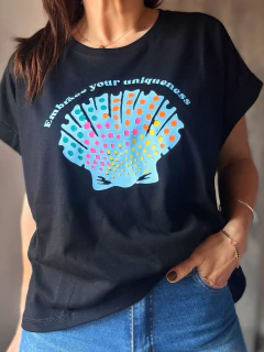 Remera manga china Embrace your Uniqueness - Natalia Dubinsky Customizacion de prendas y Objetos
