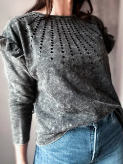 Buzo washed volado tachas - Natalia Dubinsky Customizacion de prendas y Objetos