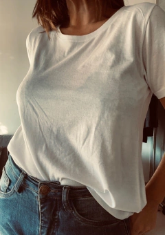 Remera basica white Cuello REDONDO