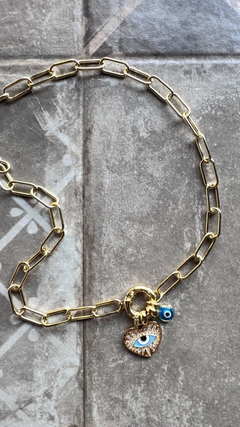 Collar cadena con broche y dijes