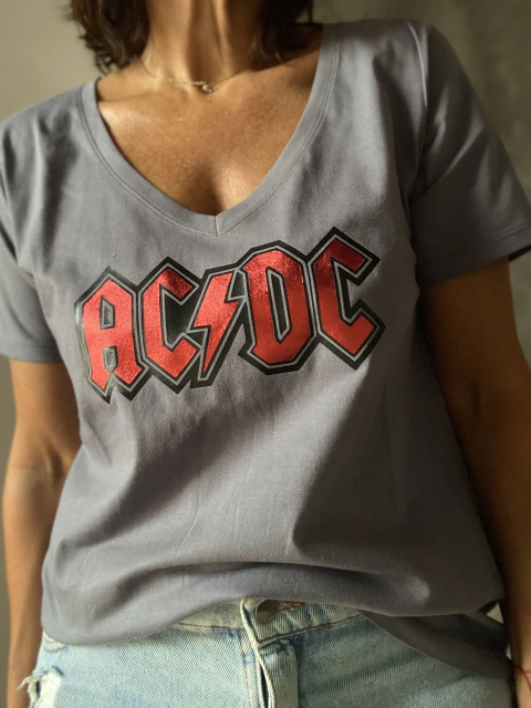 Remera Nueva linea Rock ACDC - Natalia Dubinsky Customizacion de prendas y Objetos