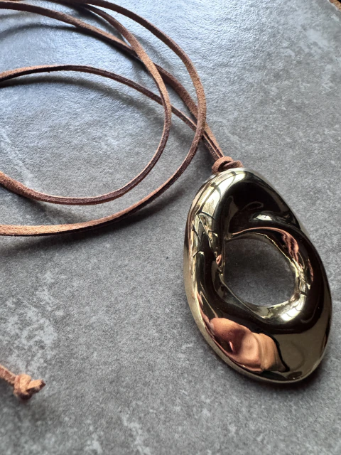 Collar con dije metálico