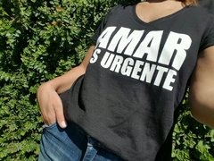 Remera Amar es urgente black