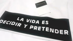 Remera La vida es decidir y pretender