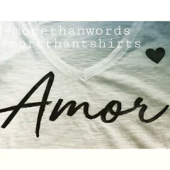 Remera Amor cursiva (Vinilo Negro opaco)