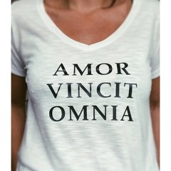 Remera Amor Vincit Omnia