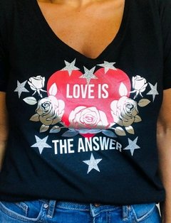 Remera Love is the answer black