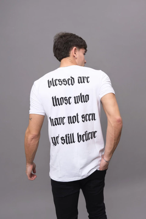 REMERA BELIEVE BLANCA