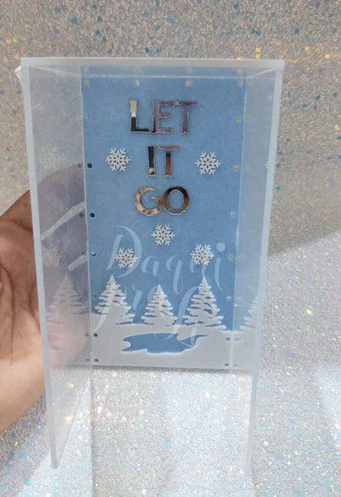 Cúpula temática do filme Frozen com a frase "LET IT GO" e flocos de neve em fundo azul.