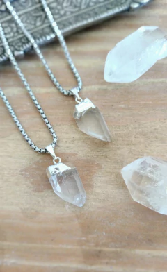 Collar con punta de Cuarzo Cristal en y baño en plata