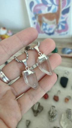 Collar con punta de Cuarzo Cristal en y baño en plata en internet