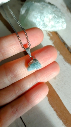 Collar con Aguamarina en bruto y baño de plata en internet
