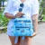 Bolsa Térmica Iron Bag Elemento Água P na Mão de Uma Mulher