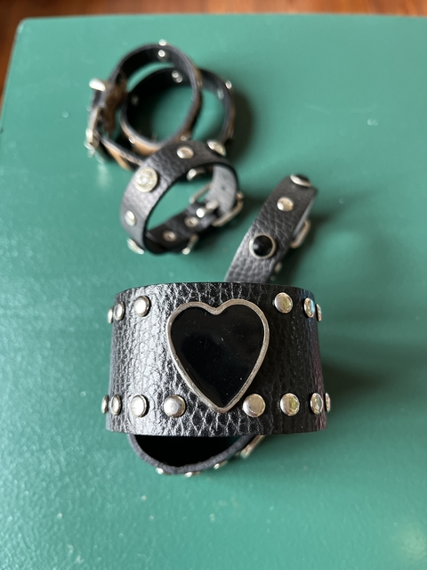 Brazalete LOVE negra - comprar online