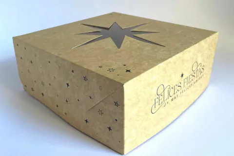 CAJA CON VISOR DISEÑO ESTRELLAS 22X22X9 CM