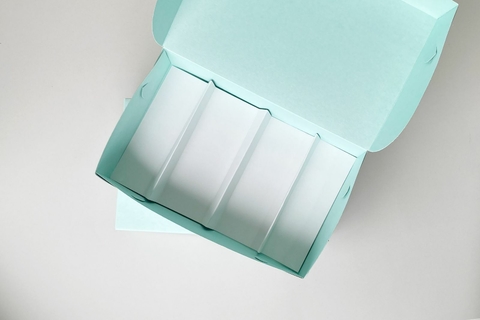 CAJA DEGUSTACION 24X15X5.5CM AQUA /BLANCA- petit four