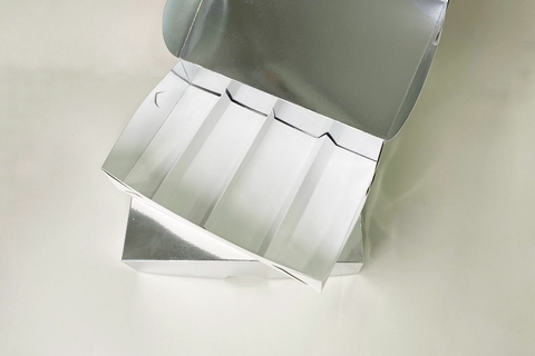 CAJA DEGUSTACION 24X15X5.5CM PLATEADA /BLANCA petit four