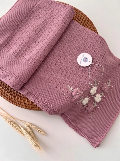 Manta Aurora rosê bordada