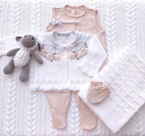 conjunto-de-roupa-para-bebe-mariana-branco-e-rosa