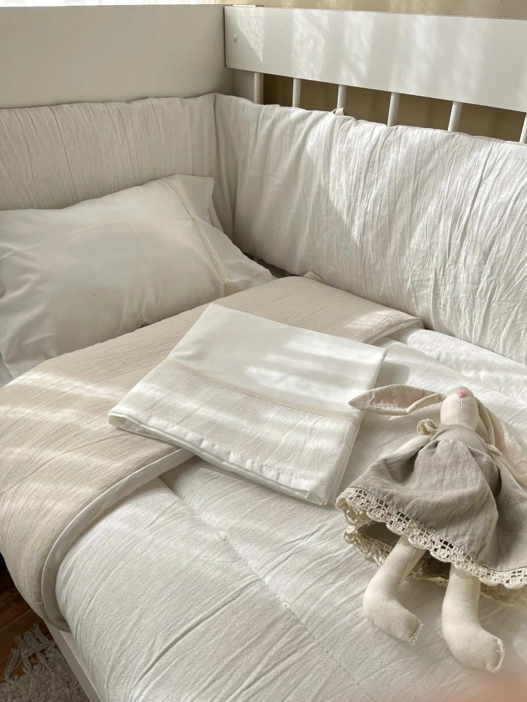 Set de Cuna CHARRIOT – Acolchado + Chichonera + Sábanas + Bolsa de Regalo