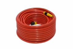 Mangueira de jardim ecológica, 1/2" de diâmetro e 10 metros de comprimento, na cor vermelha, com conectores nas extremidades.