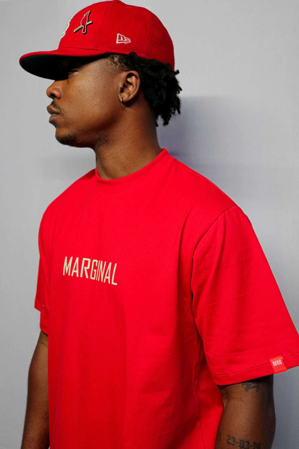 BLUSA MARGINAL clássica. VERMELHA PRETA E OFF WHITE