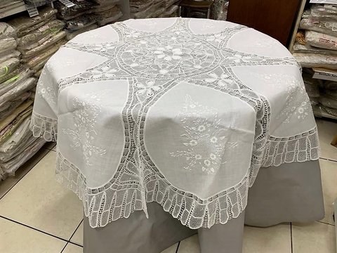 Toalha de Mesa Redonda em Renascença e Cambraia de Linho