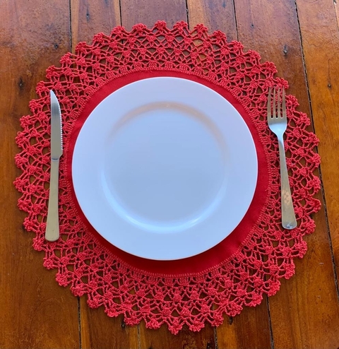 Sousplat de Crochê e Linho Vermelho